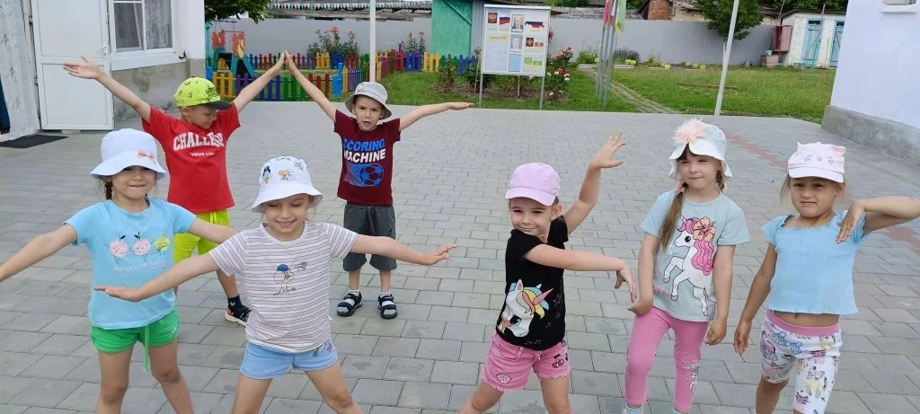 Игровая деятельность на прогулке группы "Ручеёк".