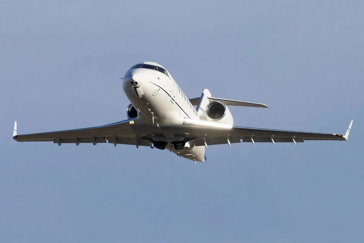 Третий инцидент за девять дней: У летевшего в Москву Superjet треснуло лобовое стекло