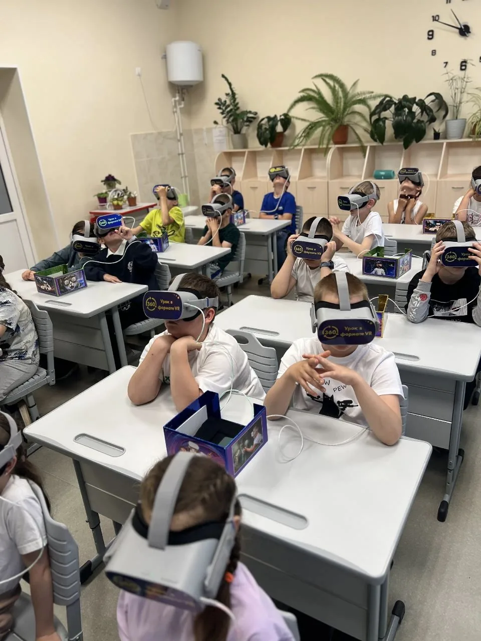 Лето в пришкольных лагерях

Лето в самом разгаре, а значит, в пришкольных лагерях нашего города прод