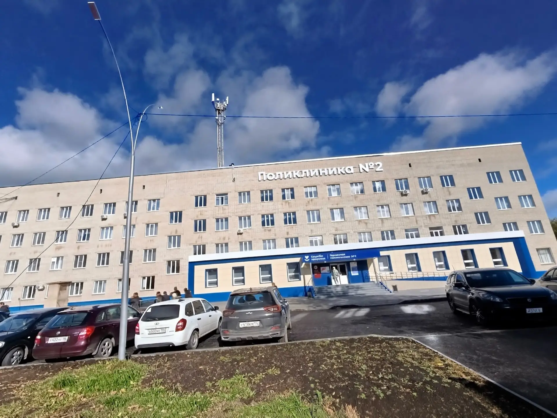 💡 Станет светлее: в Каменске-Уральском у поликлиники на Добролюбова монтируют новую ли...