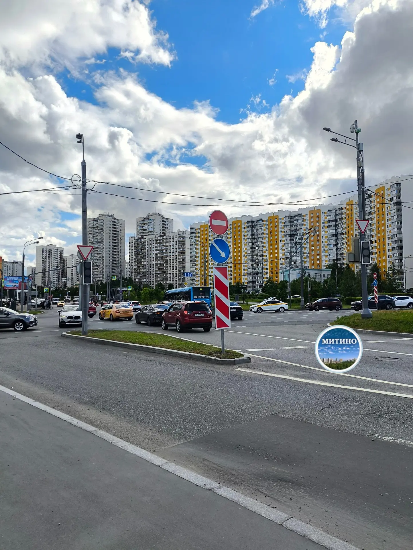 🚦 На Пятницком шоссе у ТЦ «Мандарин» днем отключились все светофоры.