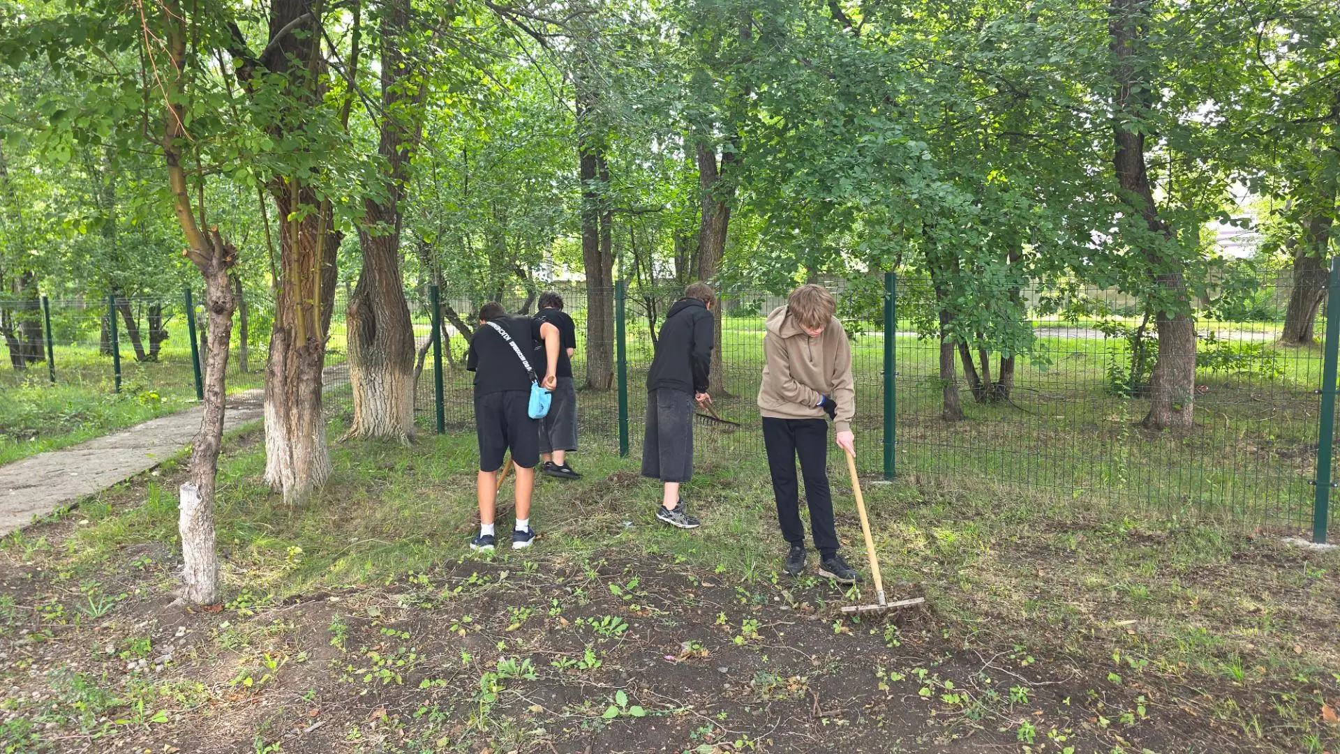 Продолжается прохождение летней трудовой практики в школе.