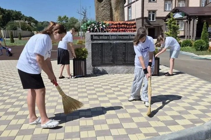 В Майкопском районе в преддверии нового учебного года прошел день чистоты.