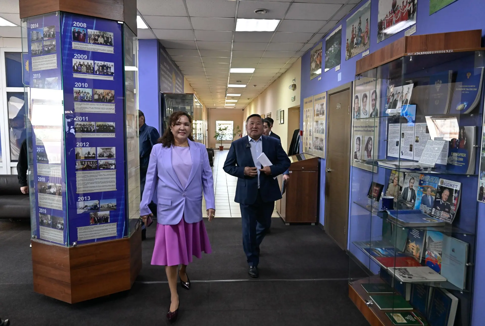 💐В День финансиста Владислав Ховалыг вручил поощрения и государственные награды сотруд...