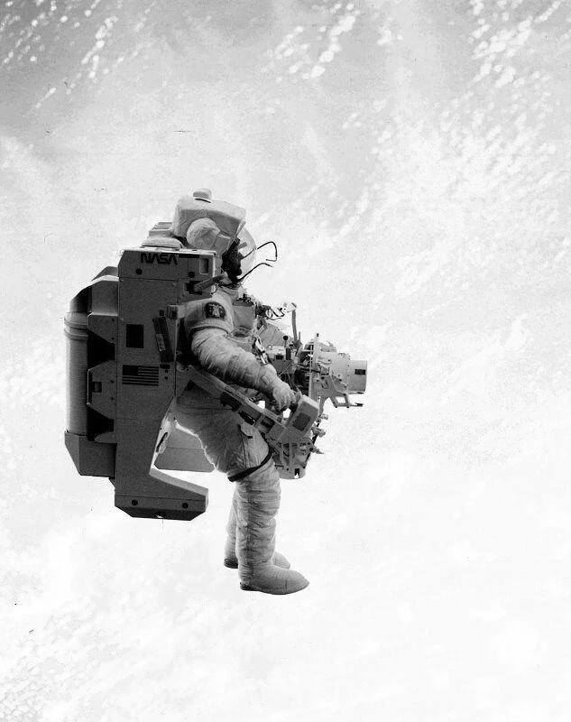 Брюс МакКэндлесс за пределами космического челнока Challenger в феврале 1984 года.