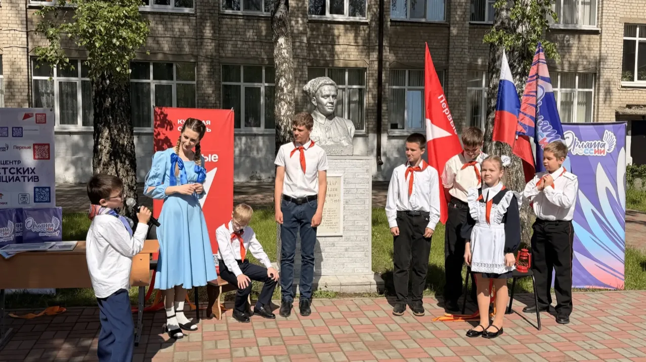 Во дворе школы № 43 прошёл яркий праздник «Орлята. Тимуровцы. Первые»  Торжество началось с посвящен