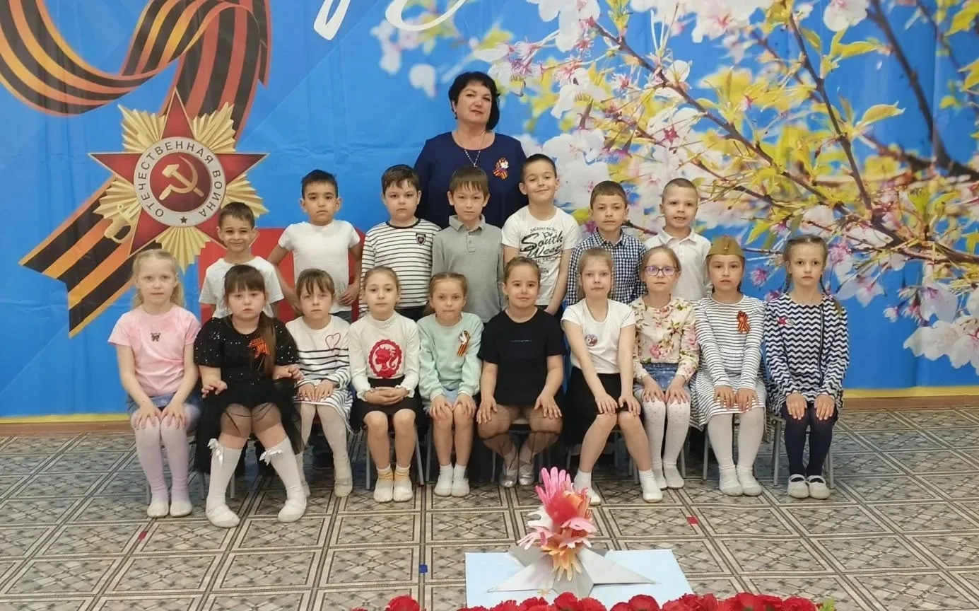 Мы в этот теплый майский день
Все День Победы отмечаем.
И расцвела вокруг сирень...
Всем людям мы до