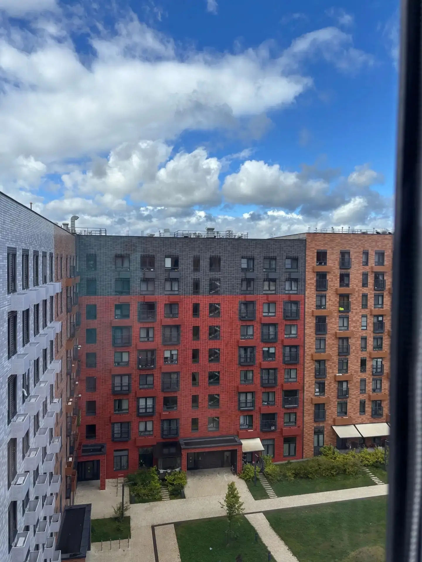 Как дети попали на крышу Новосередневский, 19? Бегают по крыше спокойно.