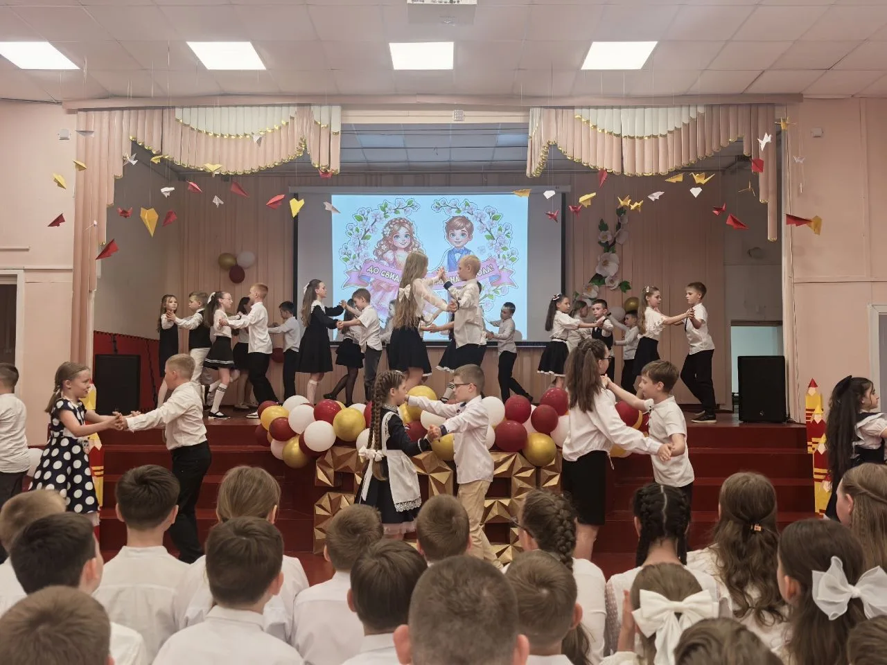 ПРОЩАЙ, НАЧАЛЬНАЯ ШКОЛА!   👫22 мая в ЦО №17 имени А.А. Герасимова состоялся долгожданный выпускной д