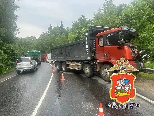 Грузовик «КАМАЗ» врезался в рейсовый микроавтобус, в результате чего тот опрокинулся на...