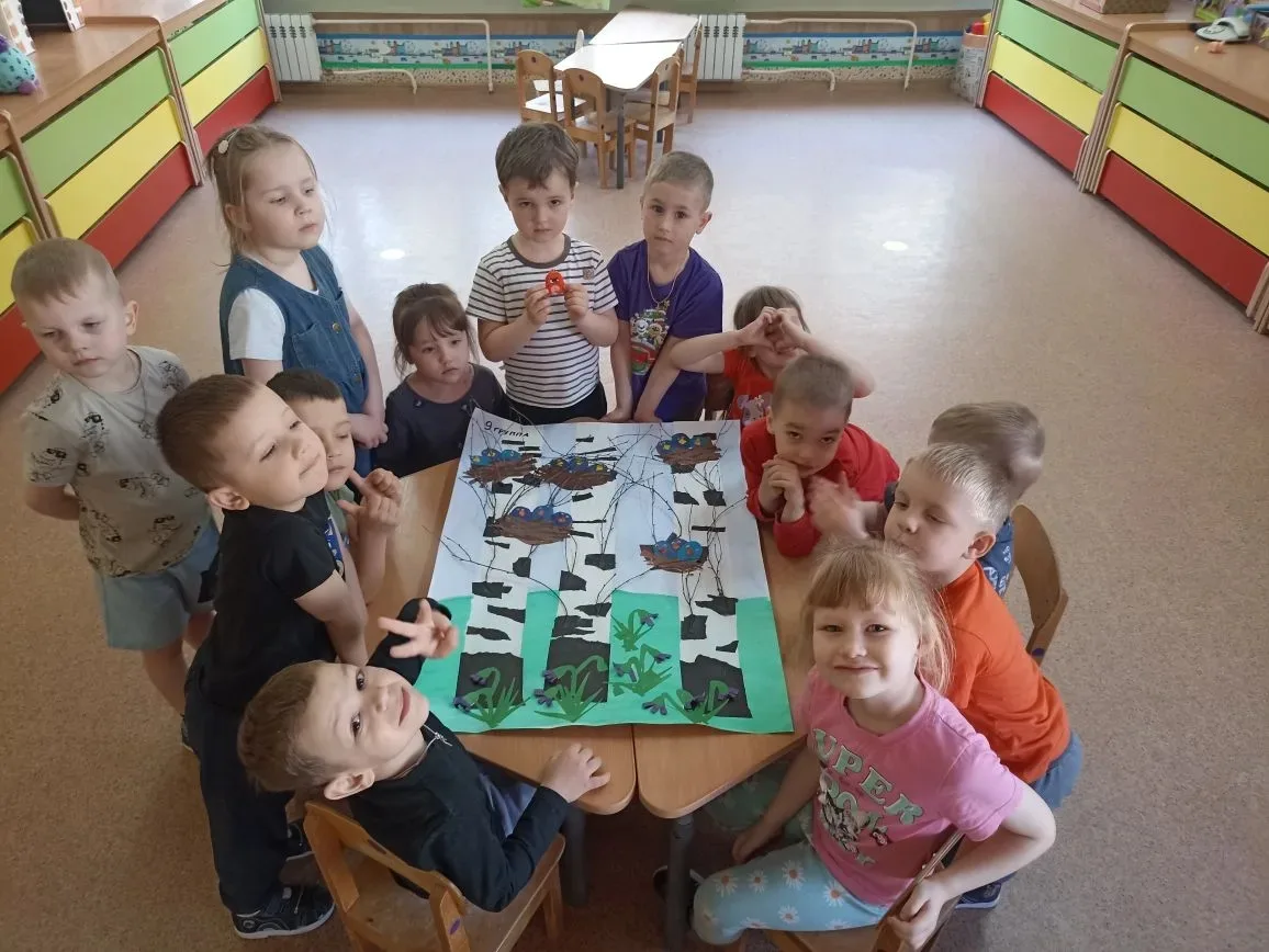 🌱Пробудившись ото сна,
Кистью мягкою весна
На ветвях рисует почки,
На полях – грачей цепочки,
Над о