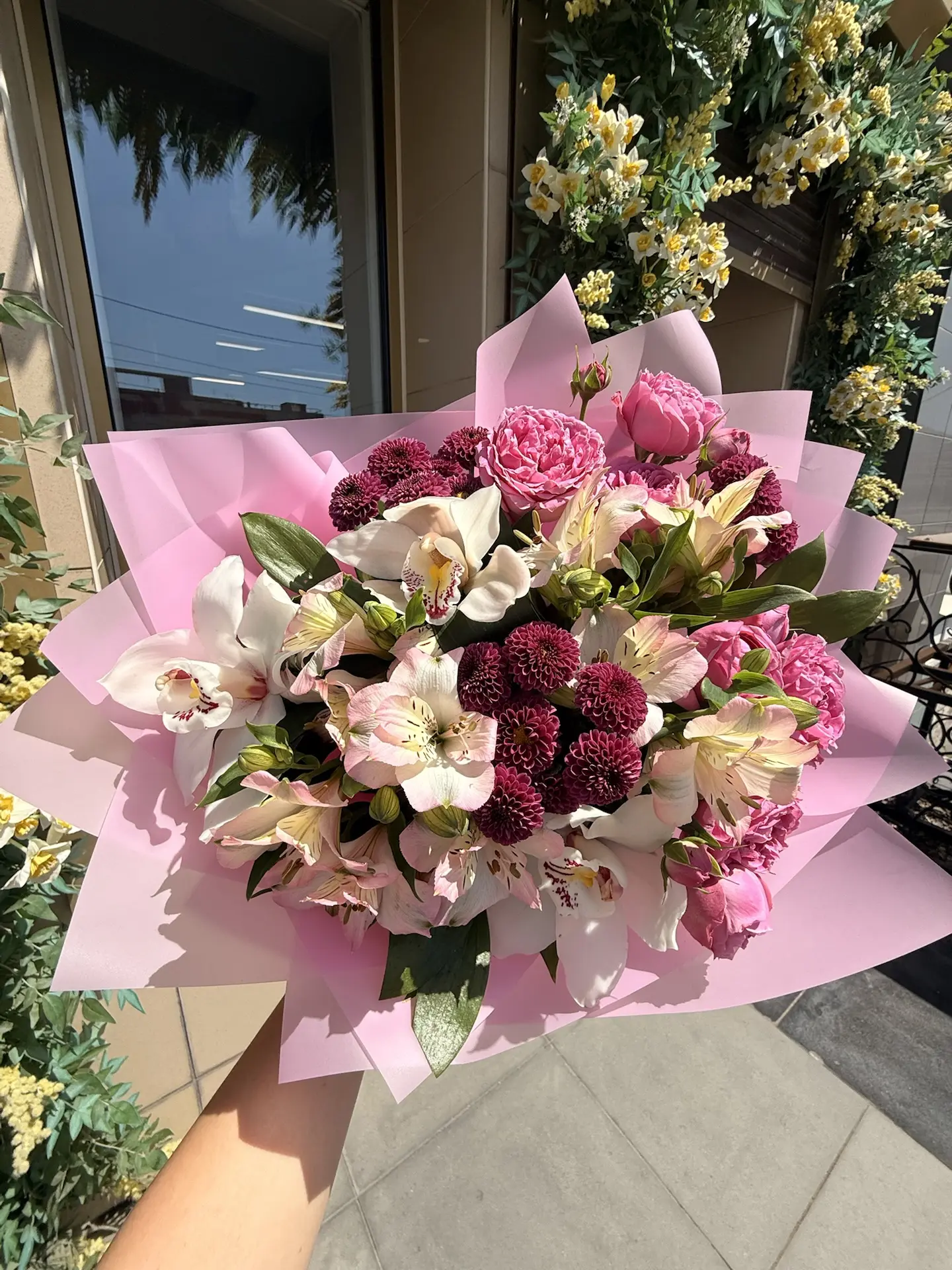 В нашем магазине вы всегда можете приобрести готовые букеты 💐