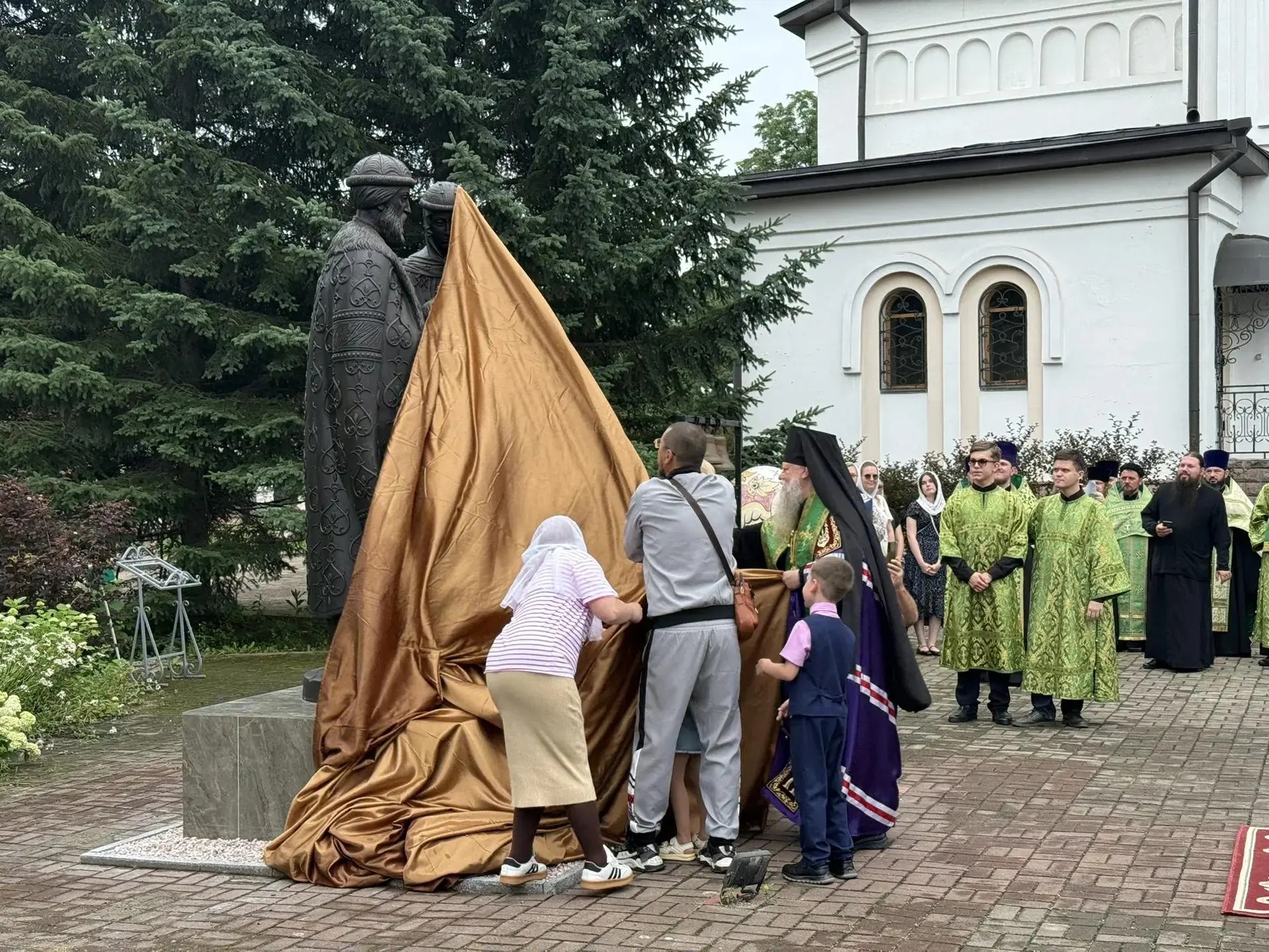 🙏Торжественное открытие памятника святым Петру и Февронии состоялось в Биробиджане