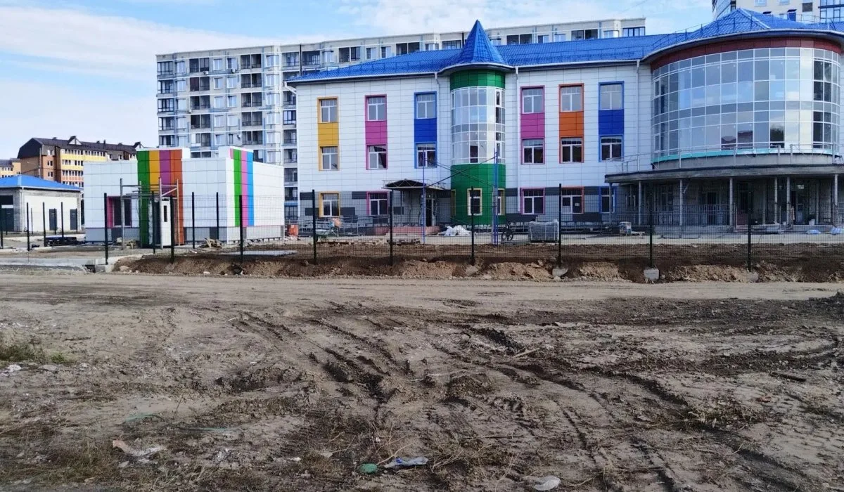 Возле новой поликлиники в Арбане началось благоустройство