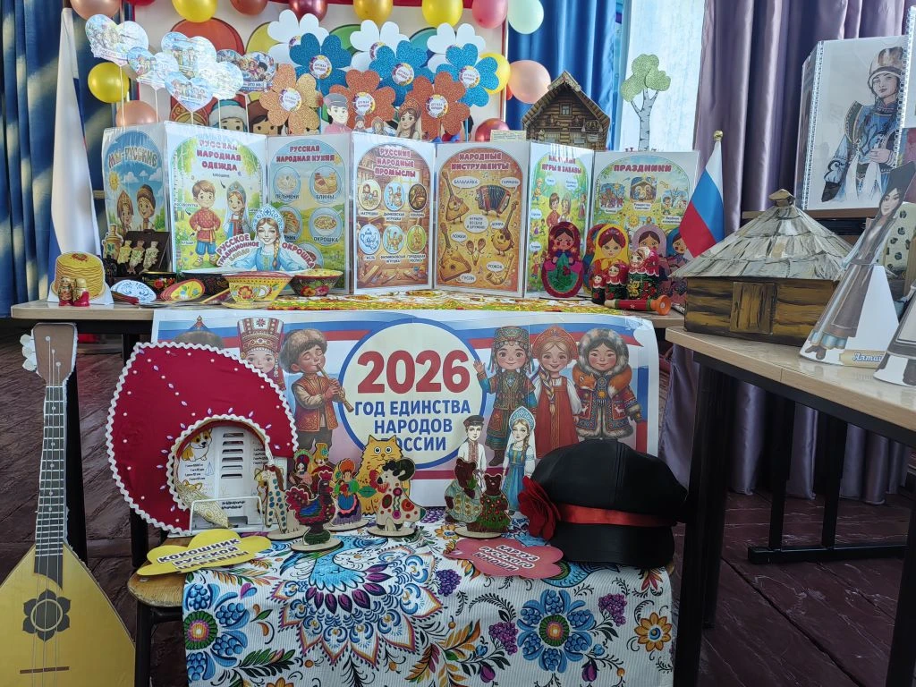 В школе с Нового 27 апреля состоятся фестиваль "Народов России", каждый класс готовил свой проект.
