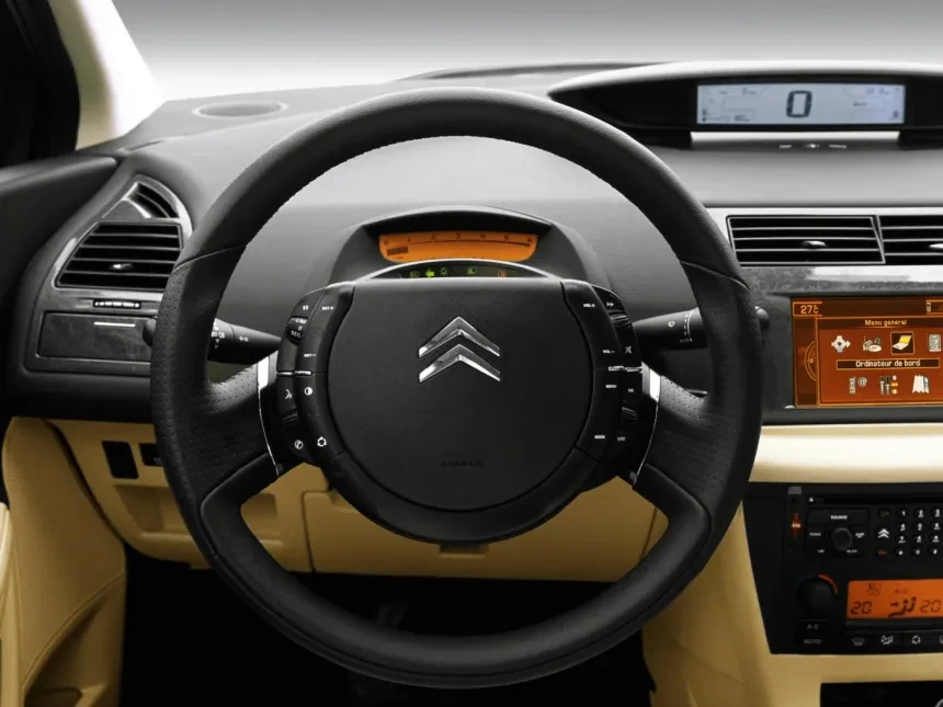 Французы придумали это ещё в 2004 году

#факты #Citroën

У первого Citroën C4 был необычный руль: вр