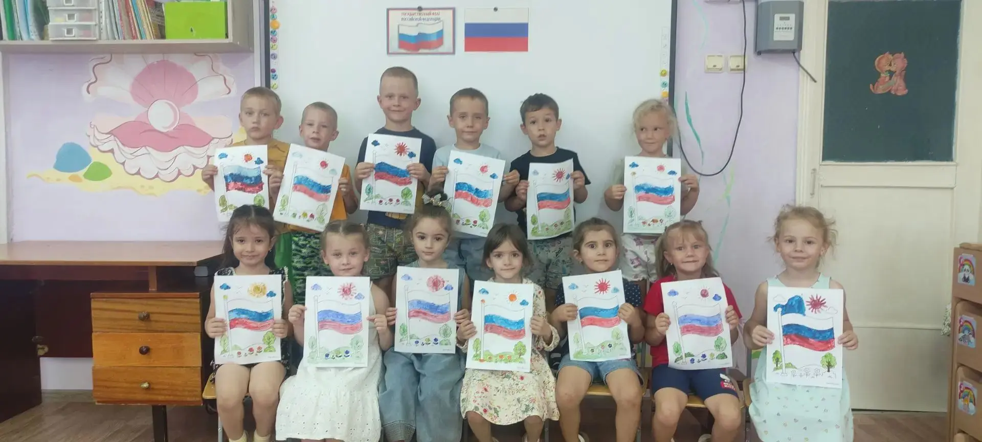 В старшей группе "Мишка" прошло занятие посвещенное День Российского флага !  🇸🇮