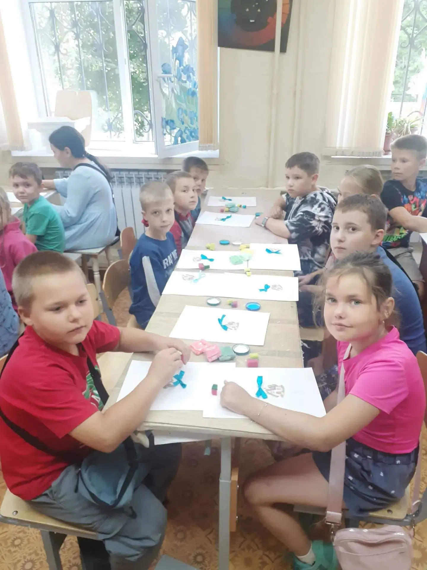 В разгар жаркого июля наши ученики побывали в художественной школе. Они взяли в  руки плотную бумагу