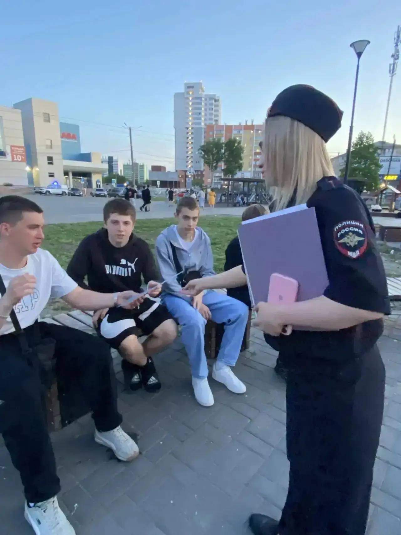 🚔 Полицейские Копейска проводят профилактические рейды среди подростков!  Сотрудники ОМВД патрулирую