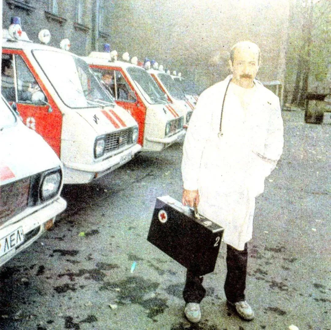 Редкое фото. Александр Розенбаум. У первой подстанции скорой помощи. Ленинград. 1978 год.