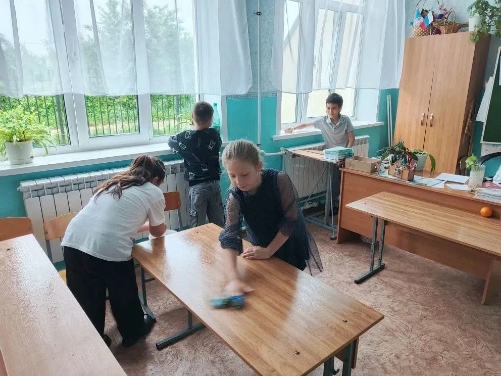 Коллективный труд.
    В Социалистической средней школе №18 ребята первого и третьего классов привел