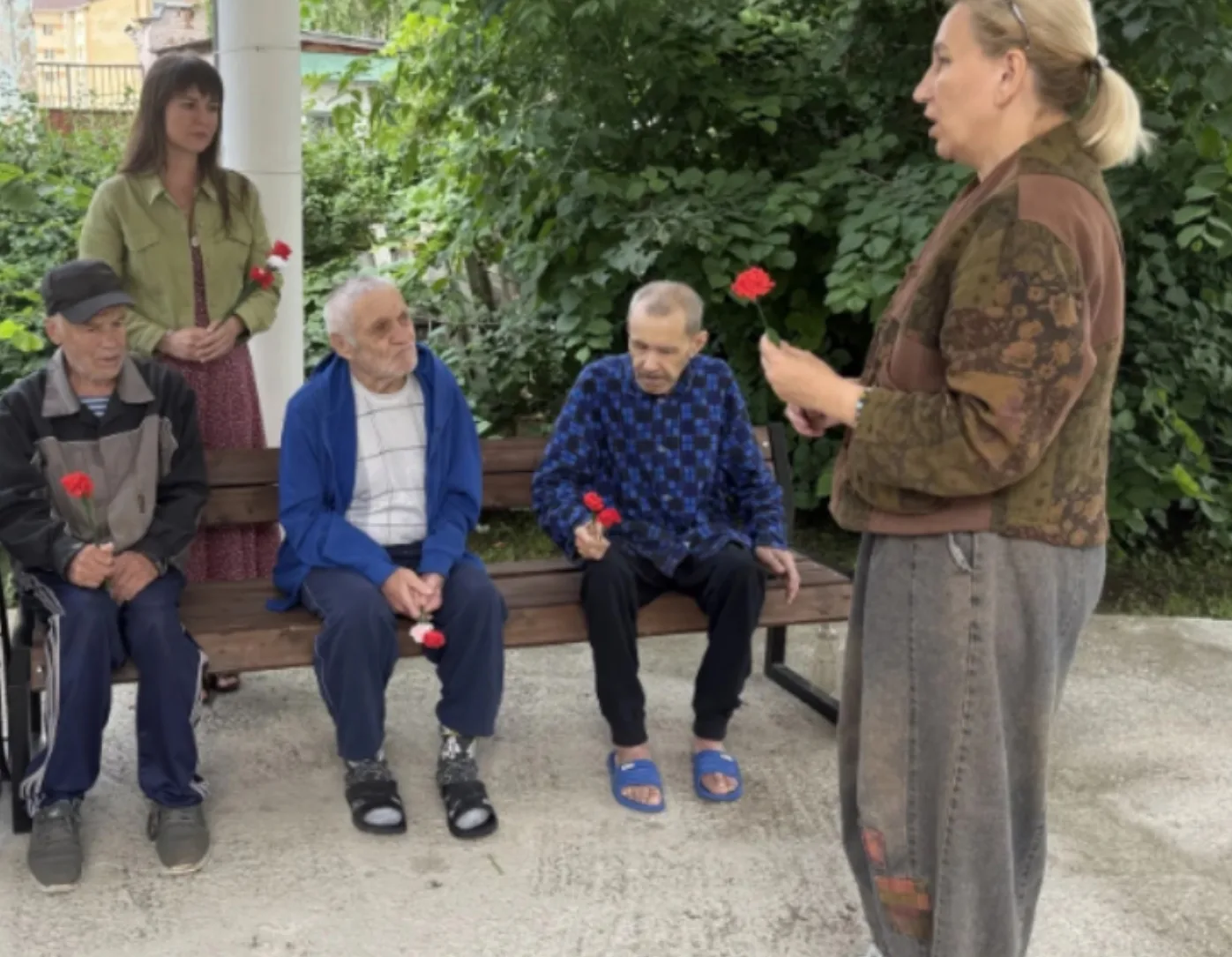 Память под открытым небом.
Сегодня на свежем воздухе в Елабужском доме-интернате для престарелых инв