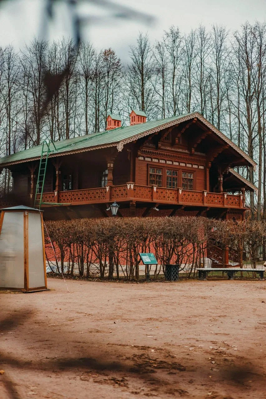 Сказочная избушка в соседнем парке «Кусково» в красках осени 🍁