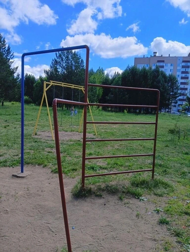 Покраска детских площадок, скамеек, столов МКД Юбилейный 38, Городская 2, 4.