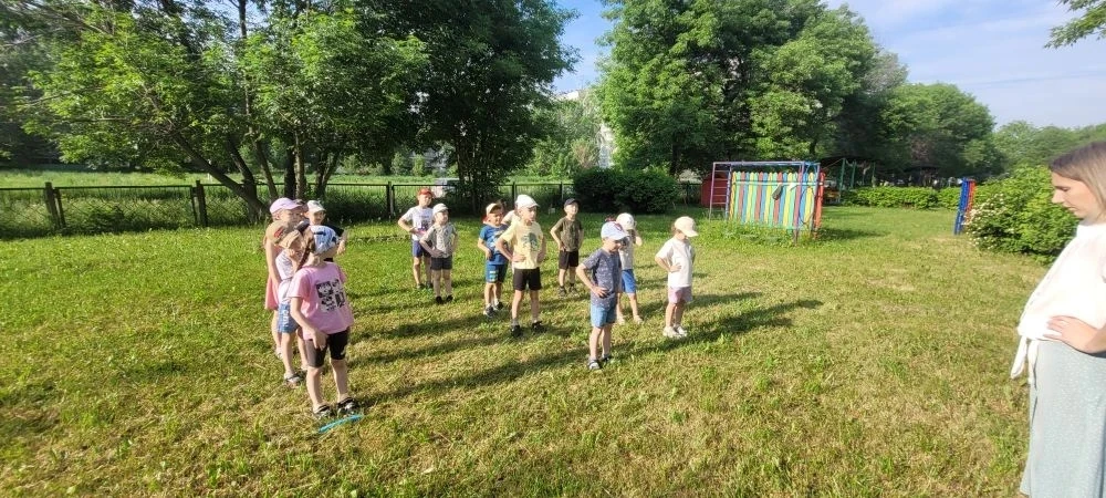 Дети делают зарядку

Утренняя зарядка в детском саду летом начинается особенно! 
Свежий воздух, солн