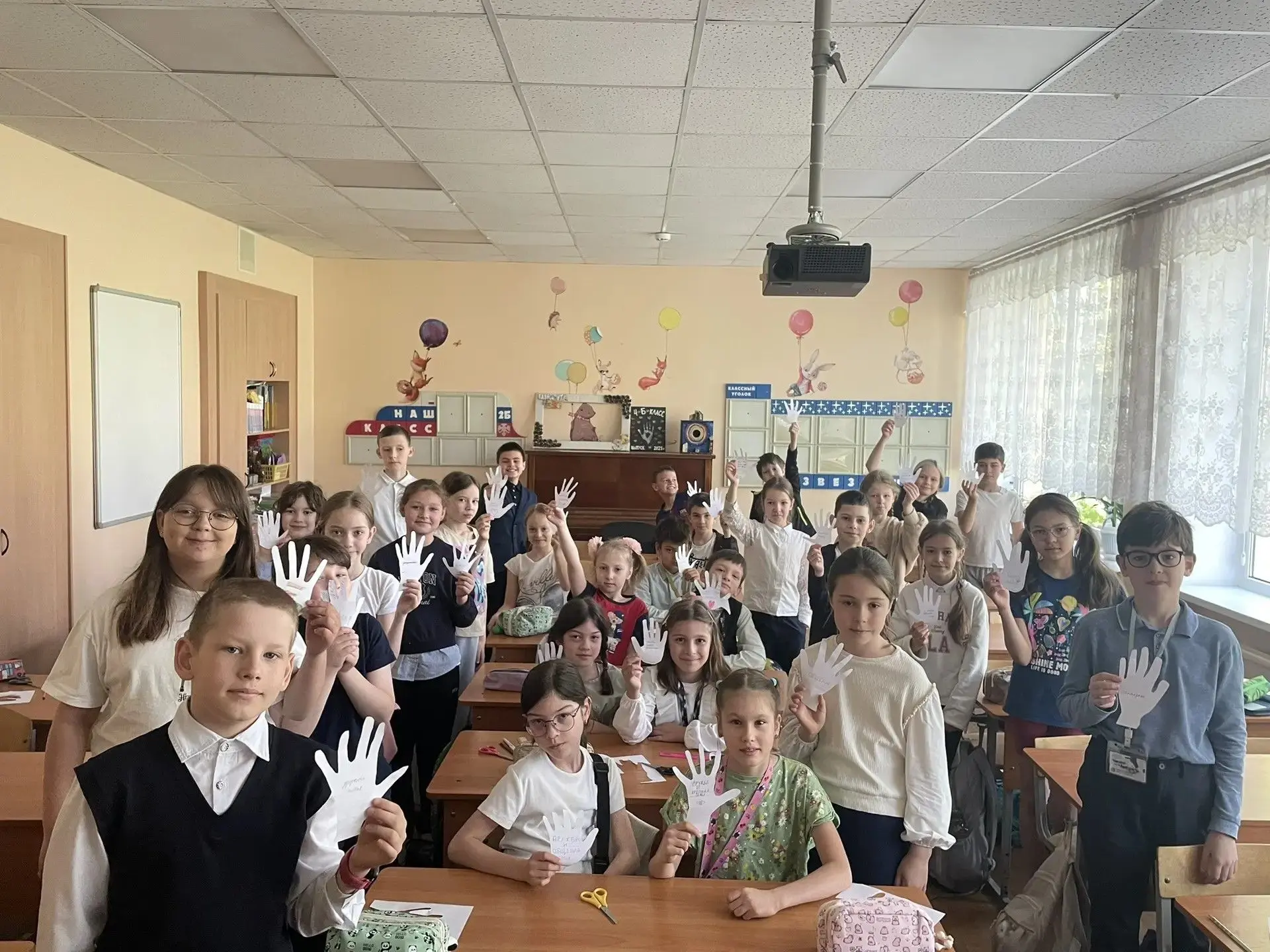 18 мая на «Разговорах о важном» поговорили о ценностях, которые нас объединяют. Ребята ...