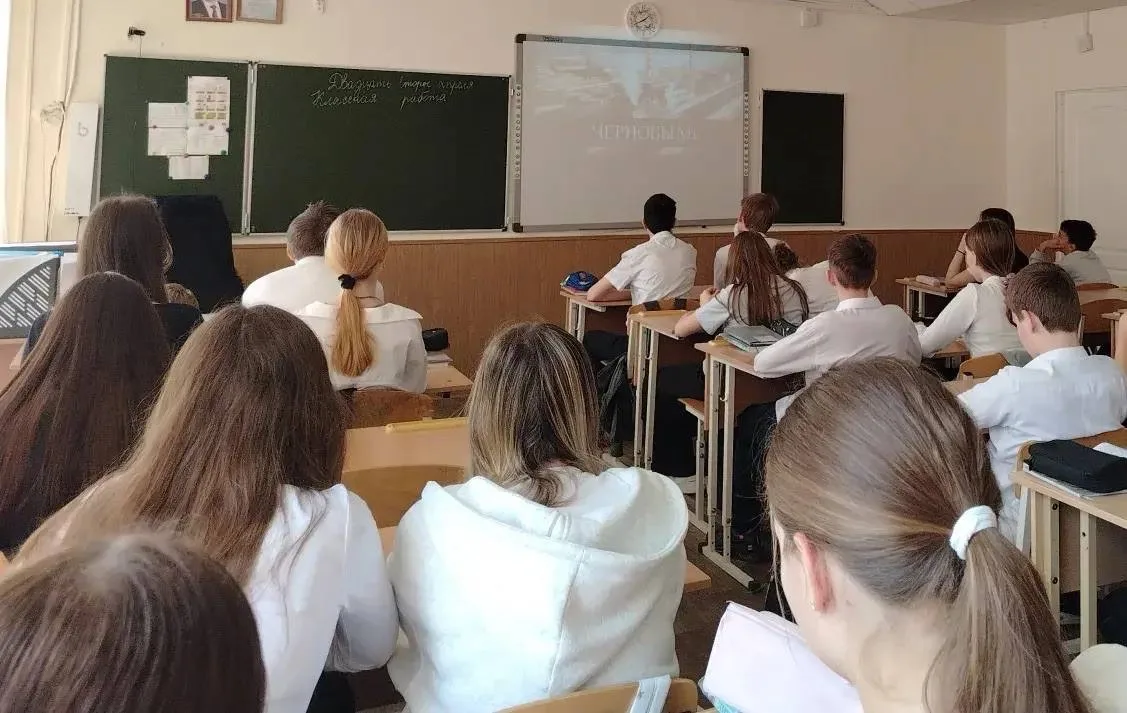 Сегодня в 6 "А" и 7 "А"  классах прошел классный час, посвященный 9 Мая. 🕊️  Мы говорили о том, что 