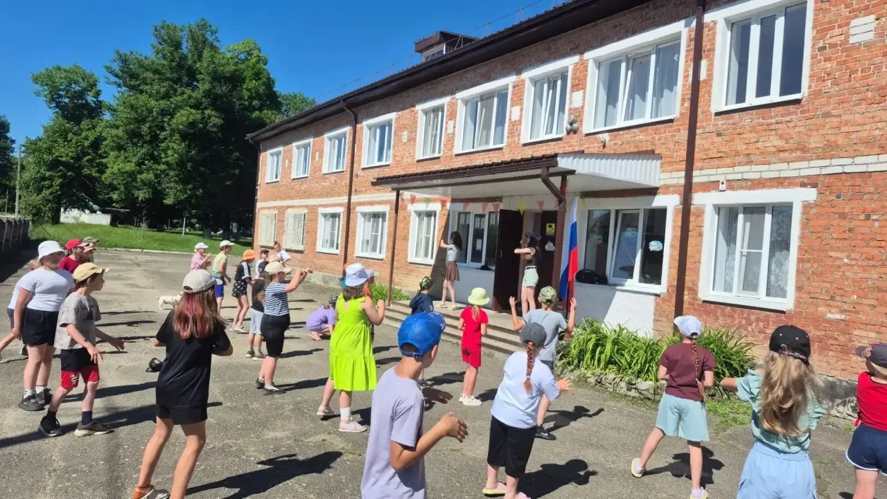 День открытий в лагере «Непоседы» 🚩

Утро началось с релаксационного занятия «Звуки природы», где д