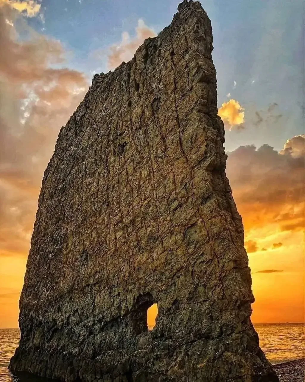 Скала Парус в лучах закатного солнца😍