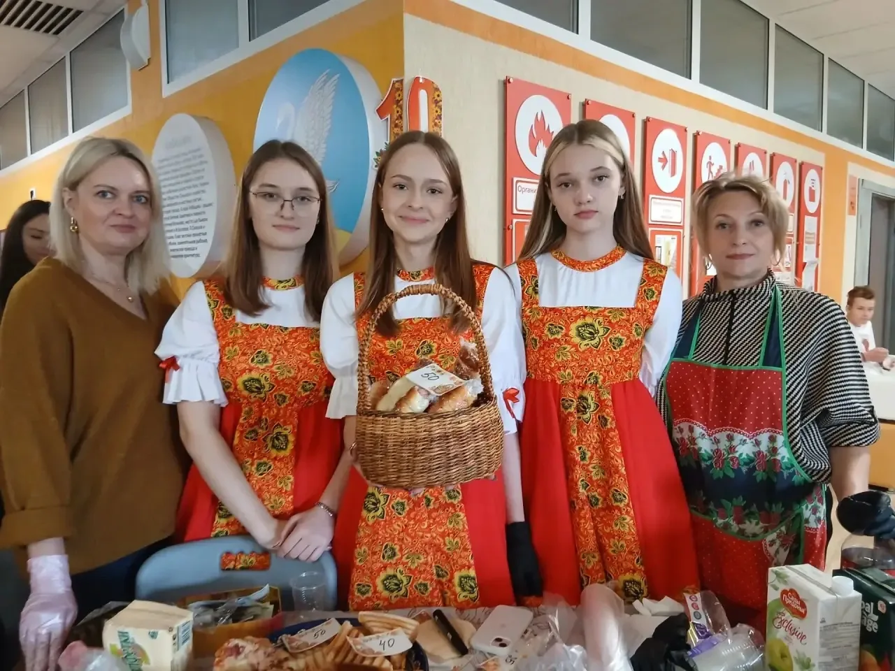 Обучающиеся 10 класса приняли активное участие в школьной ярмарке.  Родители и ребята п...