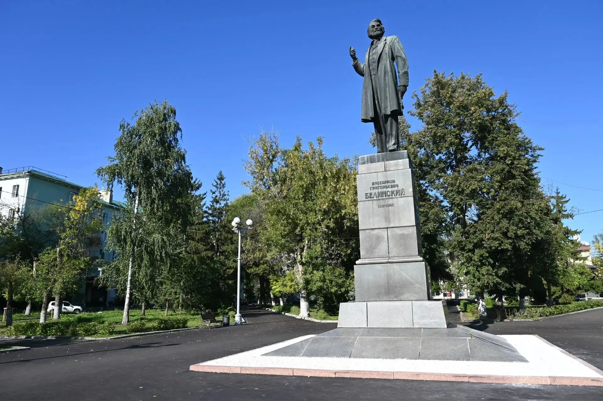 В сквере имени Белинского в Пензе заасфальтировали дорожки и отсыпали площадку у основа...