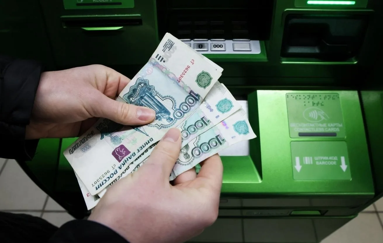 💶Россияне массово уходят в наличные.  С начала апреля объём наличных в обращении вырос на 470 млрд р