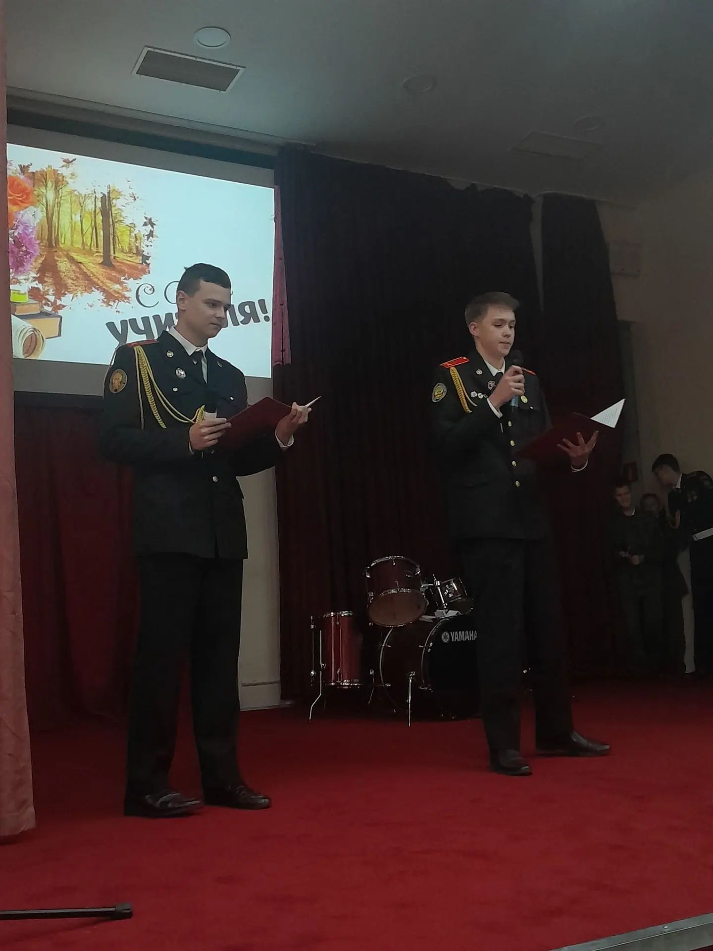 «Спасибо за вашу веру в нас»: кадеты подарили учителям праздничный концерт