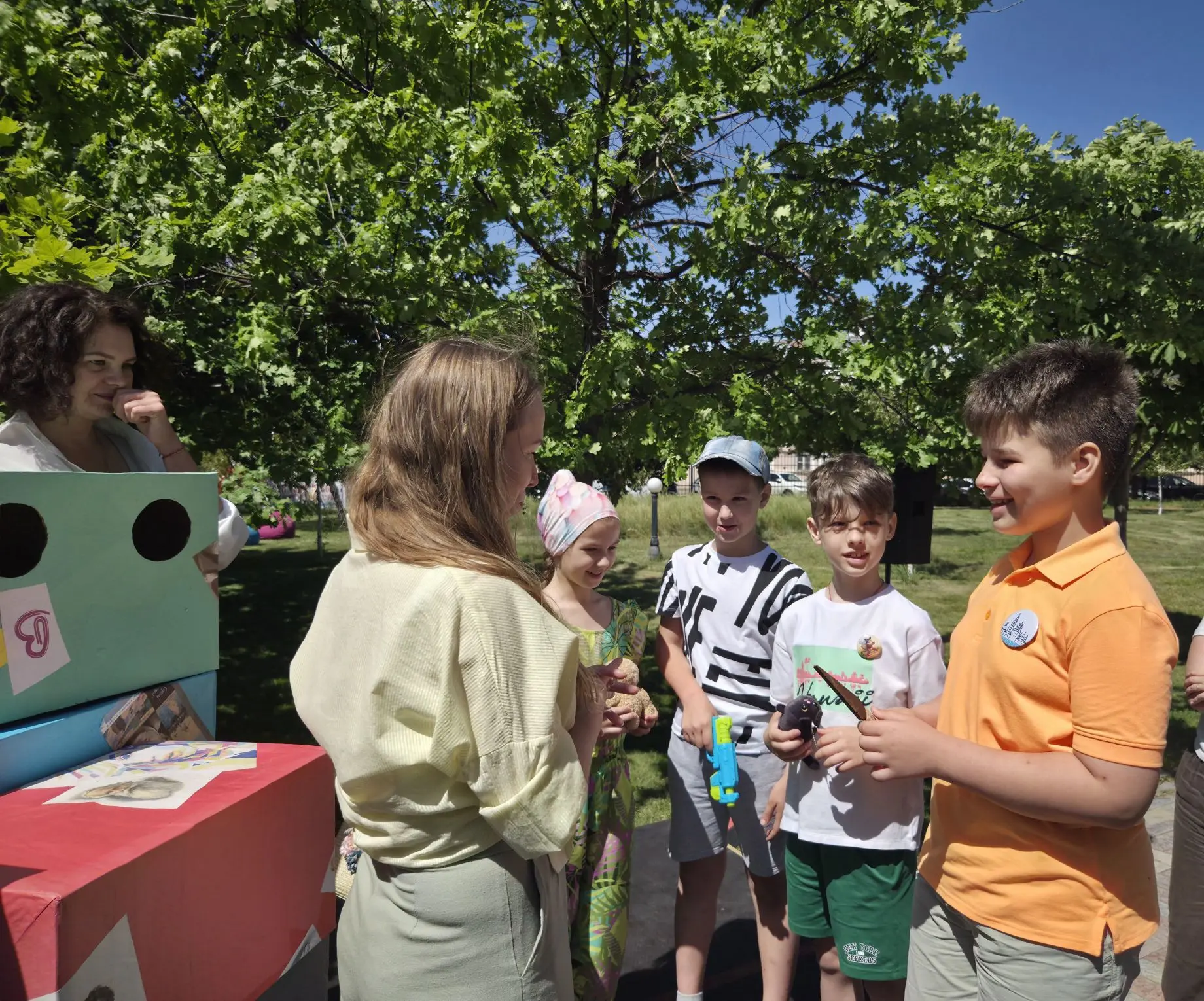 🌆📚Сегодня в Астрахани в парке театра оперы и балета второй день проходит  Международн...