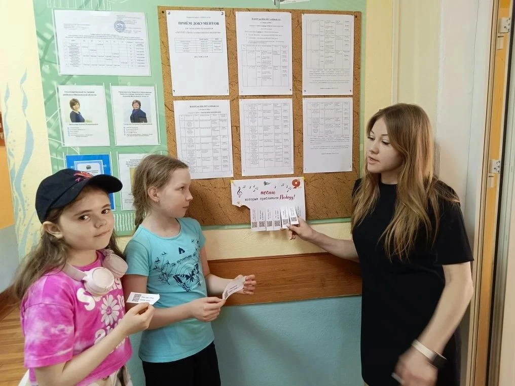 В "Центре художественного мастерства" проходит акция "Песни победы". На стендах можно в...