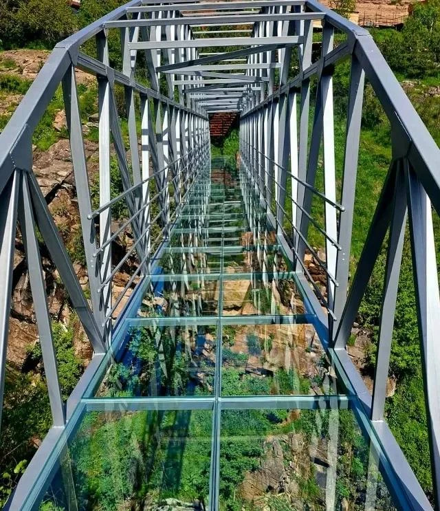 🌉 На Медовых водопадах, недалеко от Кисловодска, открылся новый стеклянный мост — одна из самых нео