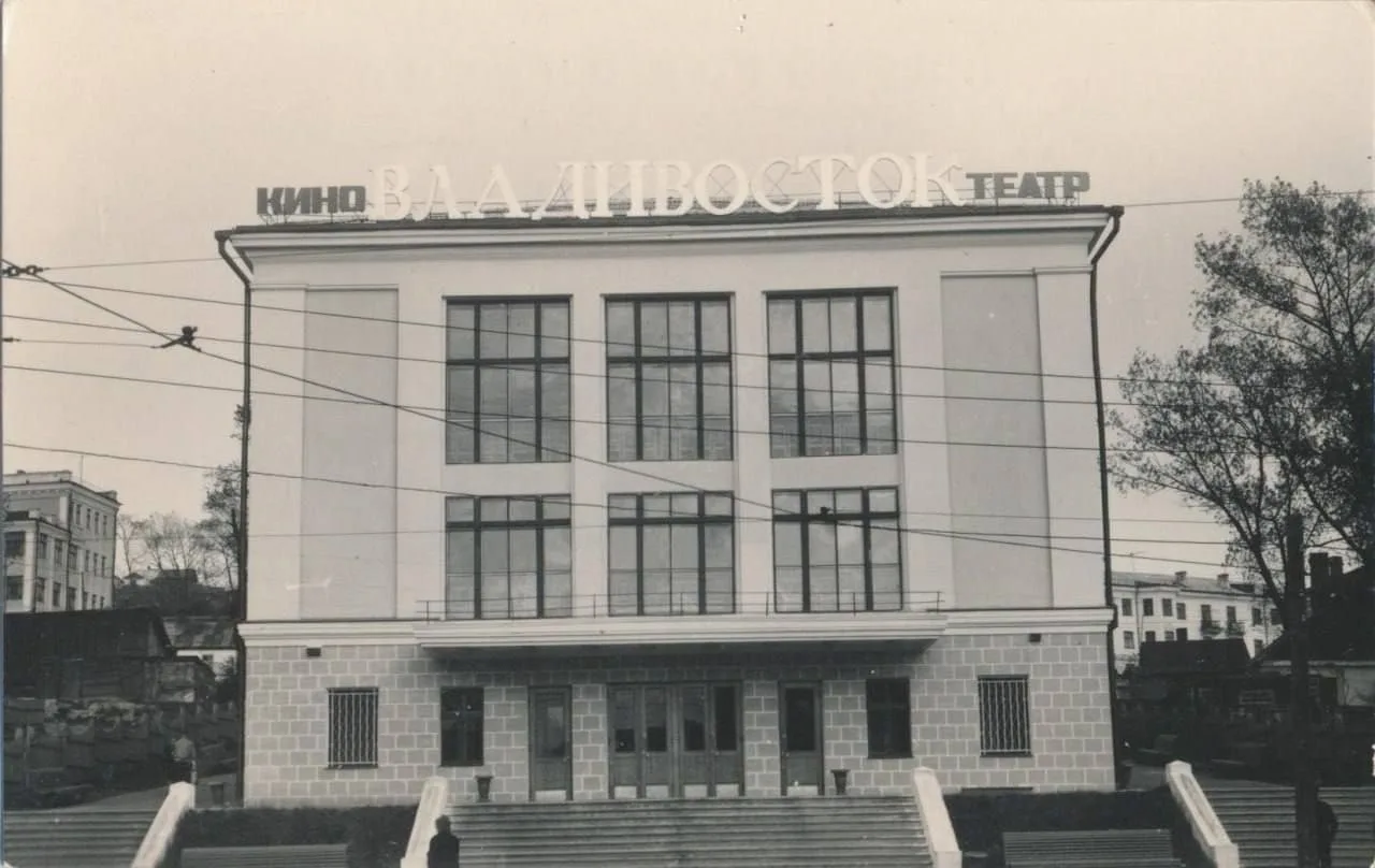 🏘️📸 Ретро-фото дня: полюбуемся на модный кинотеатр Владивостока 60-х годов

19 октября 1960 г. был