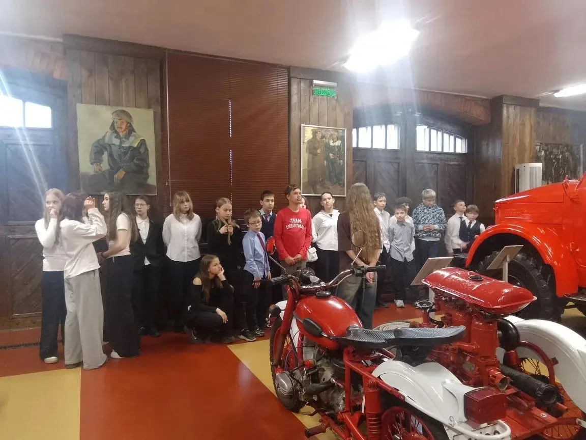 🚒🔥 В ГОСТЯХ У МЧС! 🔥🚒  12 мая 2026 года ученики 5В класса побывали на экскурсии в Музее Главного упр