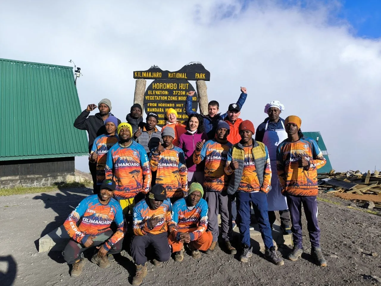 ⛰ Стартовало восхождение на Килиманджаро!

Погода пасмурная, но команда уверенно идёт по программе. 