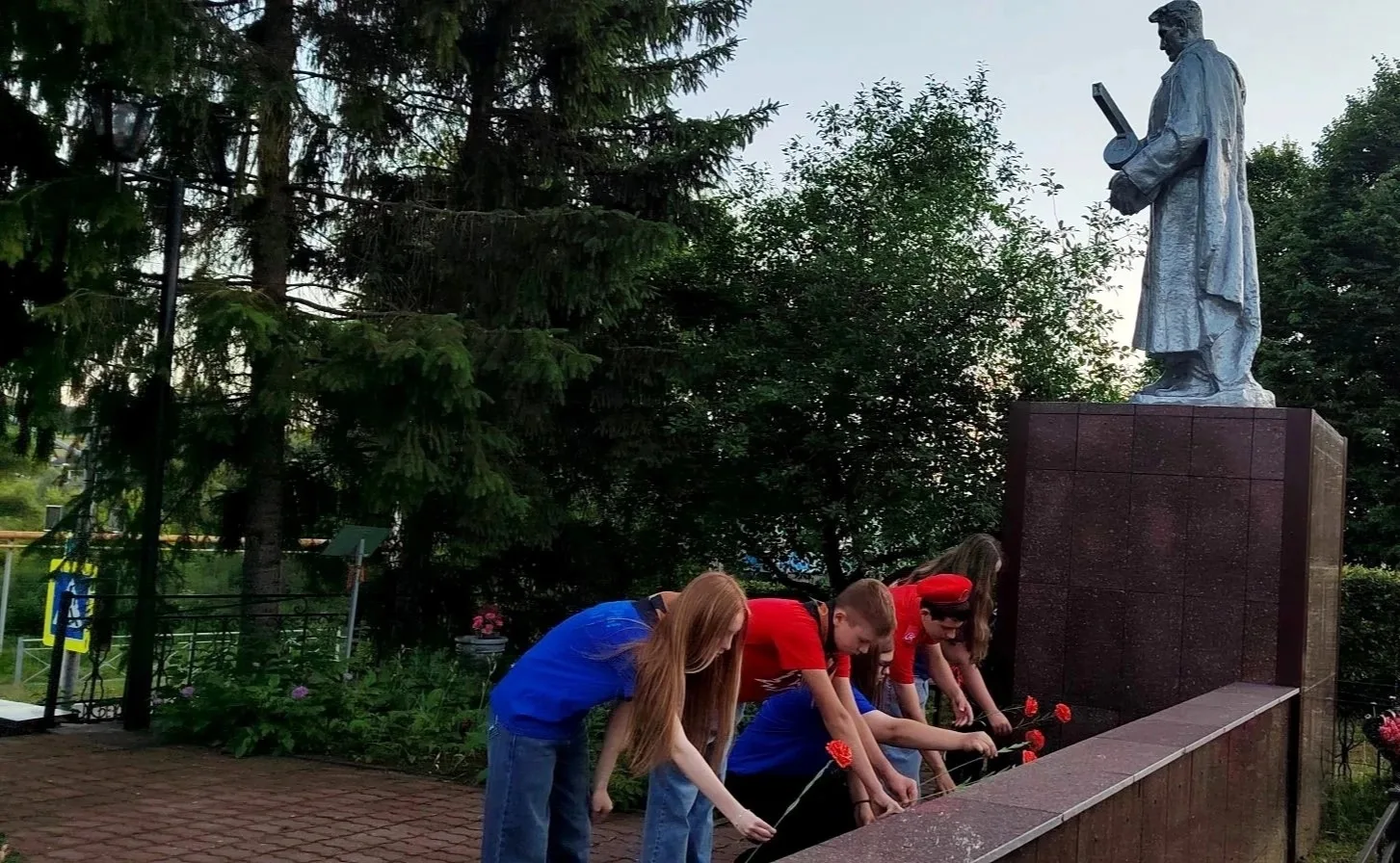 22 июня – День памяти и скорби

Воспитанники детских садов, школьники  и сотрудники управления образ