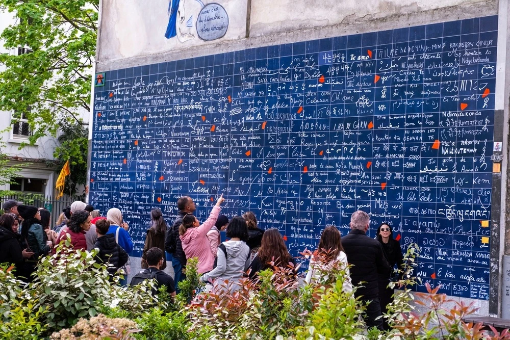 Я тебя люблю.

На холме Монмартр в Париже есть стена, где 311 раз на 250 языках написана фраза «Я те