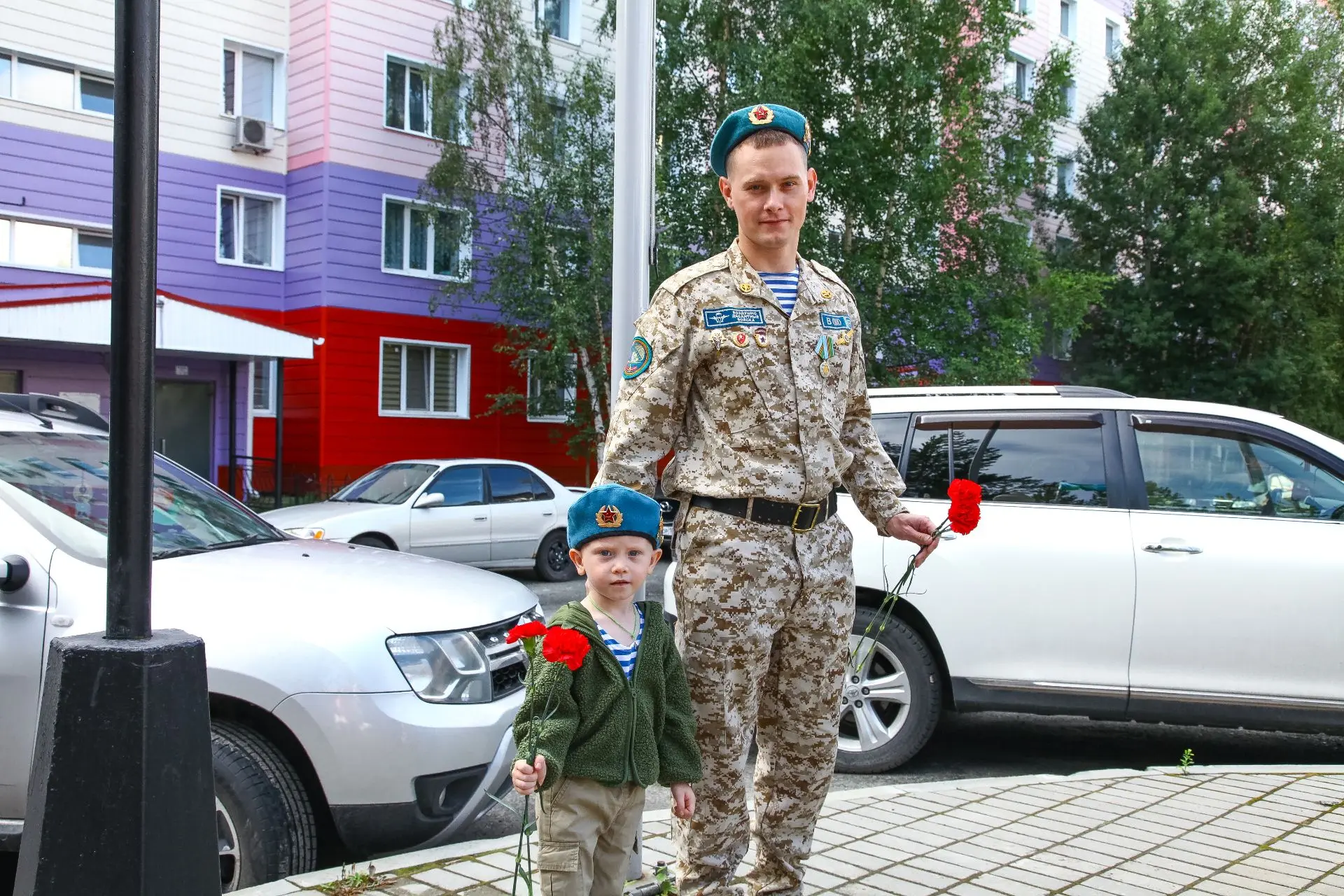 Сегодня, в День Воздушно‑десантных войск, в сквере им. В.Ф. Маргелова и у памятника Георгию Победоно
