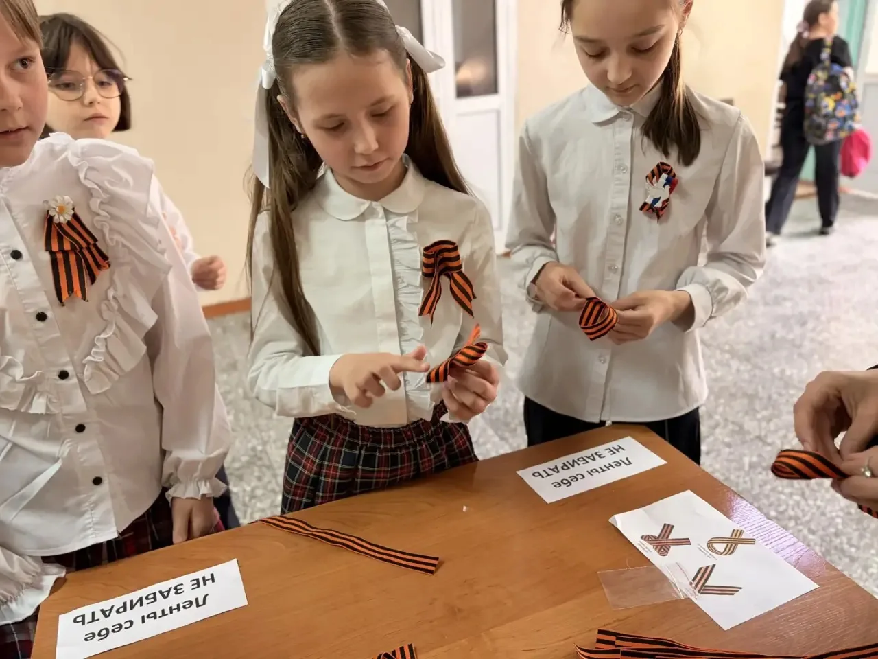 Мастер-класс «Носи правильно» 🎗️  В нашей школе прошел мастер-класс по завязыванию Георгиевских лент