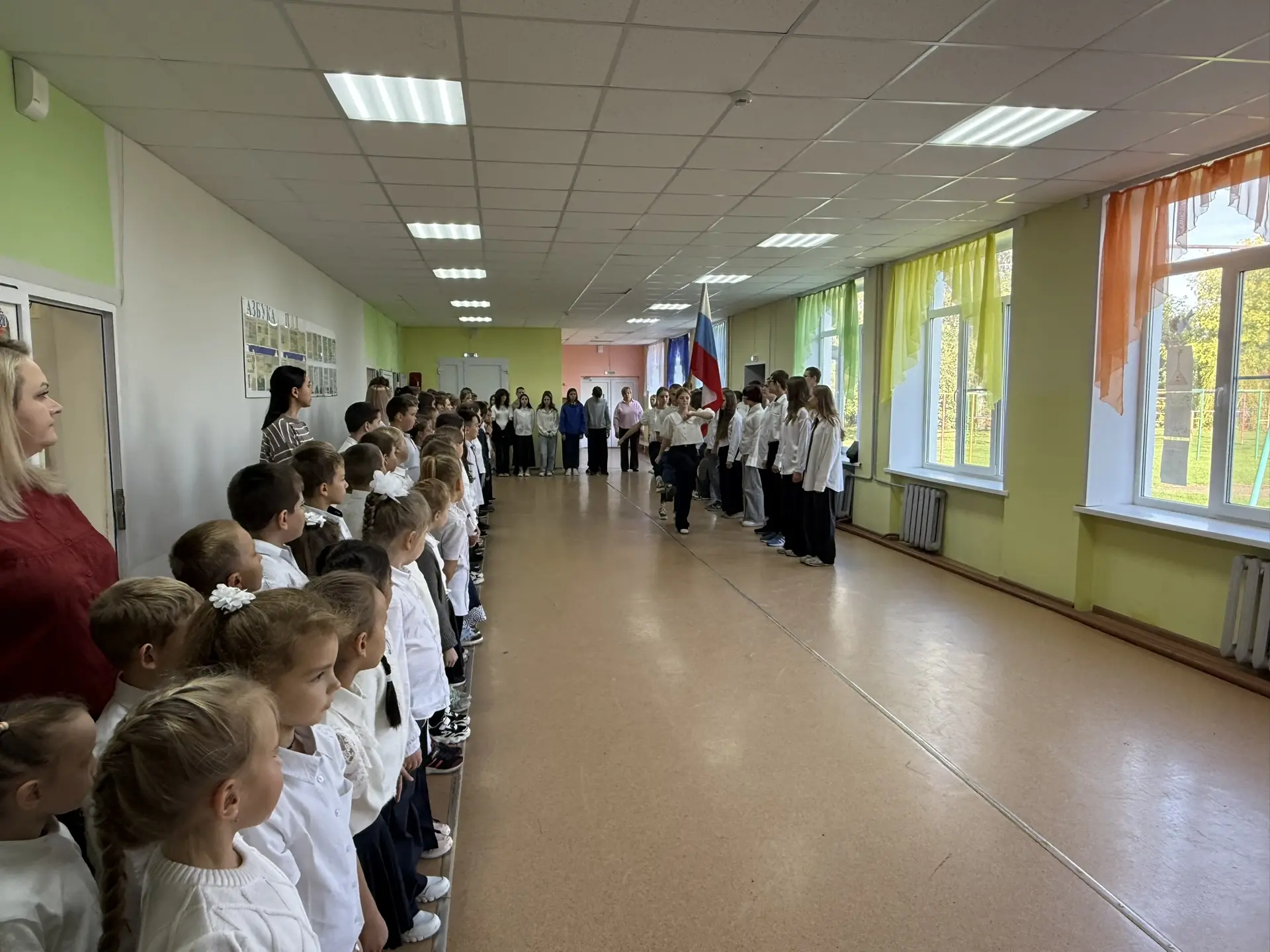 Начинаем новую учебную неделю с церемонии выноса Флага и исполнения гимна Российской Фе...