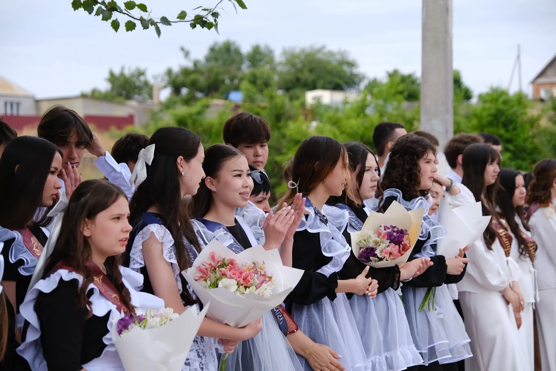 Торжественные линейки прошли во всех образовательных учреждениях Приволжского района, собрав вместе 