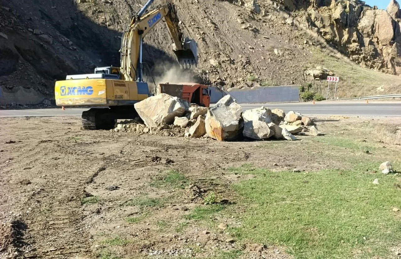🚜Дорожники Дагестана продолжают работы по содержанию и благоустройству дорог